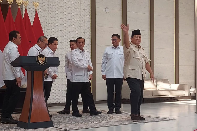 Presiden Prabowo Subianto saat melambaikan tangan kepada awak media usai menggelar konferensi pers di Lanud Halim Perdanakusuma, Jakarta, Jumat (28/2/2025). (ANTARA)