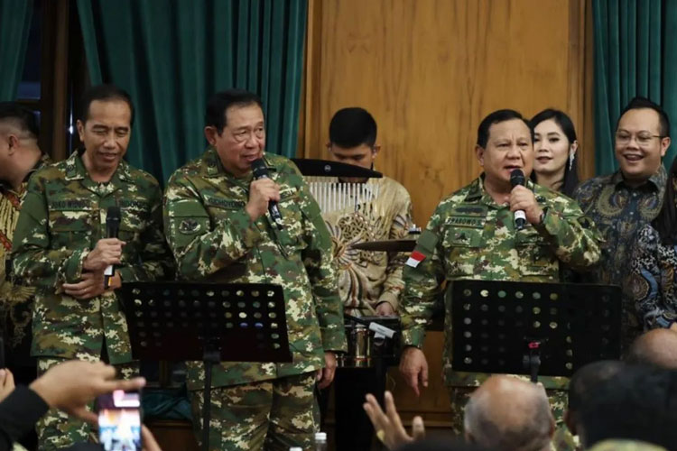 Presiden RI Prabowo Subianto (kanan), Presiden ke-6 RI Susilo Bambang Yudhoyono (tengah), dan Presiden ke-7 RI Joko Widodo (kiri) bernyanyi bersama saat acara gala makan malam Retret Kepala Daerah. (Foto: Tim Media Presiden)