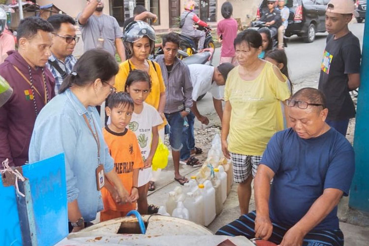 PT Pertamina Patra Niaga melakukan penyaluran minyak tanah ke salah satu pangkalan di kota Ambon. (FOTO: ANTARA/Penina F Mayaut)