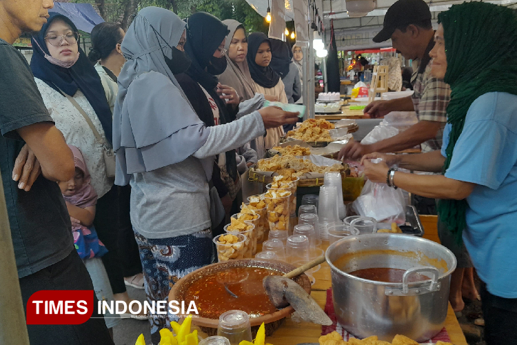 Bazar di Sasana Krida Kraksaan yang ramai pembeli. (Foto: Abdul Fatah/TIMES Indonesia)