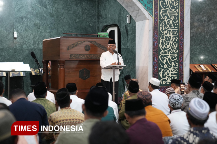 Bupati Sleman Harda Kiswaya saat menyampaikan sambutan pada salat tarawih perdana di Masjid Agung Sleman, Jumat (28/2/2025) malam. (FOTO: A Riyadi/TIMES Indonesia)
