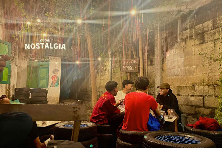 Suasana Kedai Nostalgia Bojonegoro, menyuguhkan nuansa jadul dan penggunaan properti barang bekas. (FOTO: Dok. Pribadi)