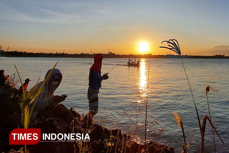 Pantai-Pulau-Merah-1.jpg