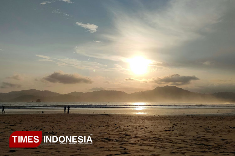 Pantai Pulau Merah saat sore hari pas untuk ngabuburit. (Foto : Anggara Cahya/TIMES Indonesia)