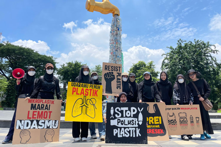 Khansa dan Ecoton saat aksi menyerukan penghentian penggunaan plastik yang berlebihan diganti dengan wadah sekali pakai. (FOTO: Dok. Ecoton)