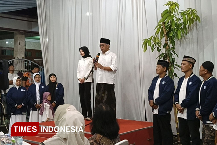 Wali Kota Kediri dan Wakil Walikota Kediri saat bersama dengan warga kota Kediri yang akan berangkat Umroh (FOTO: Canda Adisurya/TIMES Indonesia)
