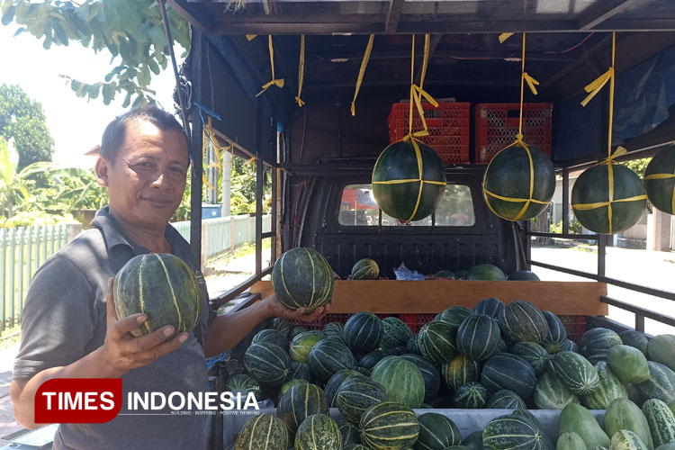 Salah satu pedagang buah di Banyuwangi, Martam Hariyanto. (FOTO: Ikromil Aufa/TIMES Indonesia)