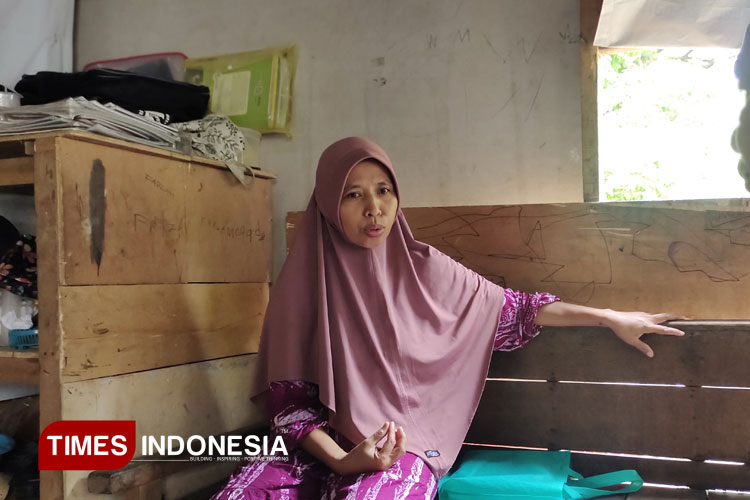 Ulul Azmi, warga Dusun Pambon Desa Brengkok Kecamatan Brondong yang masuk dalam data kemiskinan namun ditidaklayakkan untuk mendapatkan bansos, Sabtu (1/3/2025). (Foto: Moch. Nuril Huda/TIMES Indonesia)
