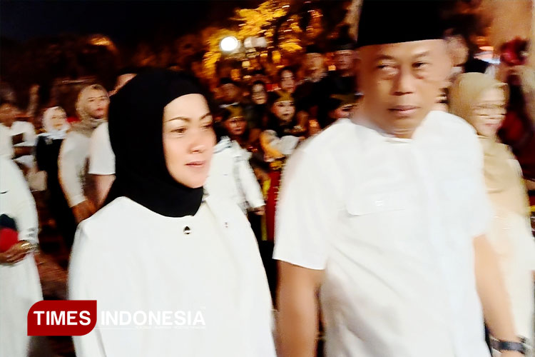 Bupati Sugiri Sancoko didampingi istrinya Susilowati disambut meriah masyarakat Ponorogo usai dilantik dan mengikuti retreat di Magelang. (FOTO: Marhaban/TIMES Indonesia)