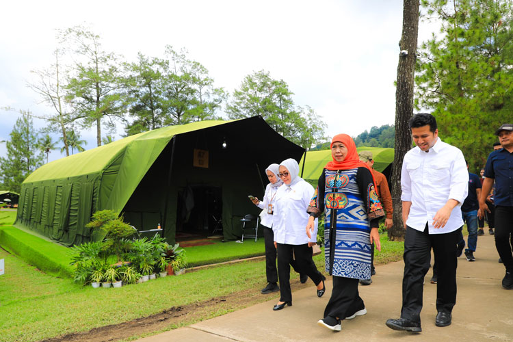 Gubernur Jawa Timur Khofifah Indar Parawansa dan Wakil Gubernur Jawa Timur Emil Elestianto Dardak hari ini telah selesai mengikuti seluruh rangkaian agenda Retreat Kepala Daerah di Akademi Militer (Akmil) Magelang, Jumat.