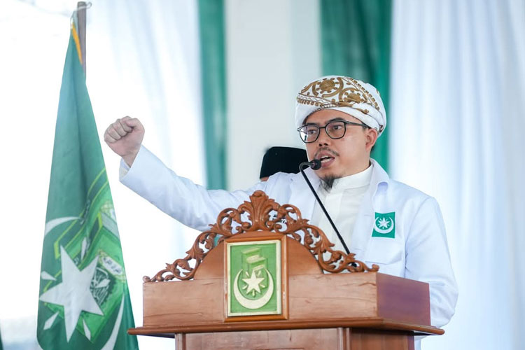 Tuan Guru Kyai Haji (TGKH) Lalu Gede Muhammad Zainuddin Atsani selaku Ketua Umum Pengurus Besar Nahdlatul Watan. (FOTO: Humas NW)