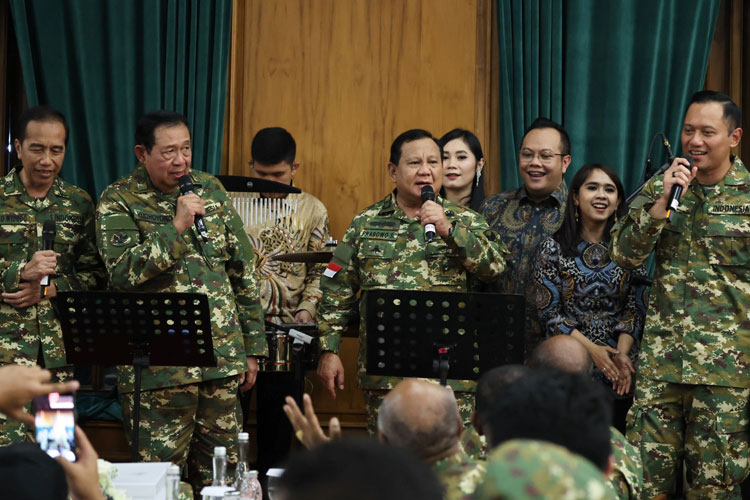 Momen Prabowo, Jokowi dan SBY Kompak Nyanyi dengan Seragam Loreng