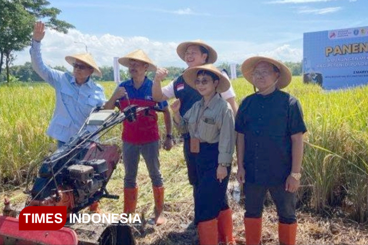 Perkuat Ketahanan Pangan, HM Sampoerna dan GSN Bagikan Alat Pemanen Padi di Ponorogo