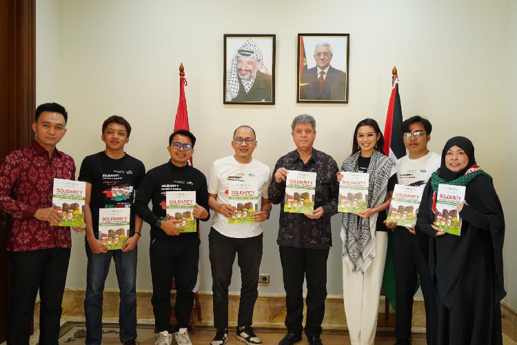 Pesan Cinta Indonesia, Dubes Palestina Terima Buku Solidaritas dari Anak-anak Depok