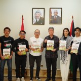 Pesan Cinta Indonesia, Dubes Palestina Terima Buku Solidaritas dari Anak-anak Depok