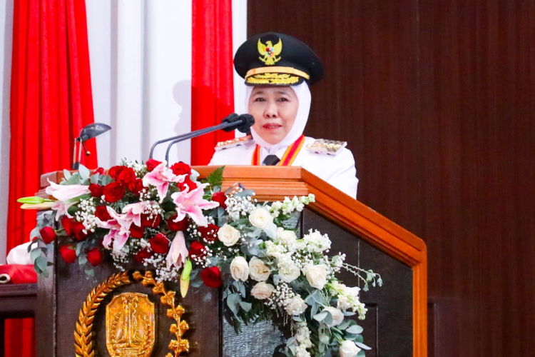 Gubernur Jatim Khofifah saat paparan visi misi pembangunan 2025-2030 di hadapan pimpinan dan anggota DPRD Jawa Timur, Sabtu (1/3/2025). (Foto: Dok.Humas Pemprov Jatim)