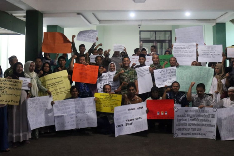 Warga yang datang ke Kodim 0704 sambil menenteng poster ucapan terima kasih. (Foto: Humas Kodim 0704 Banjarnegara)