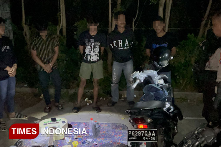 Tim Patroli Presisi Sat Samapta Polresta Banyuwangi menindak sekelompok pemuda yang asik nonkrong dan mengkonsumsi arak.(Foto: Polresta Banyuwangi For TIMES Indonesia)