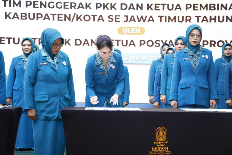 Arumi bachsin Lantik Ketua TP PPK Situbondo