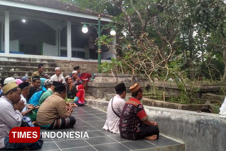 Makam-Gunung-Lembu-Tremas-Pacitan.jpg