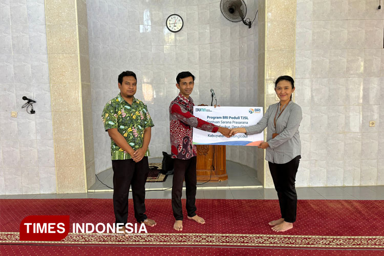 Ketua Takmir Masjid Asy Syukur menerima bantuan secara simbolis dari Supervisor Penunjang Operasional PT BRI Cabang Wonosari (FOTO: Takmir Masjid Asy Syukur for TIMES Indonesia)