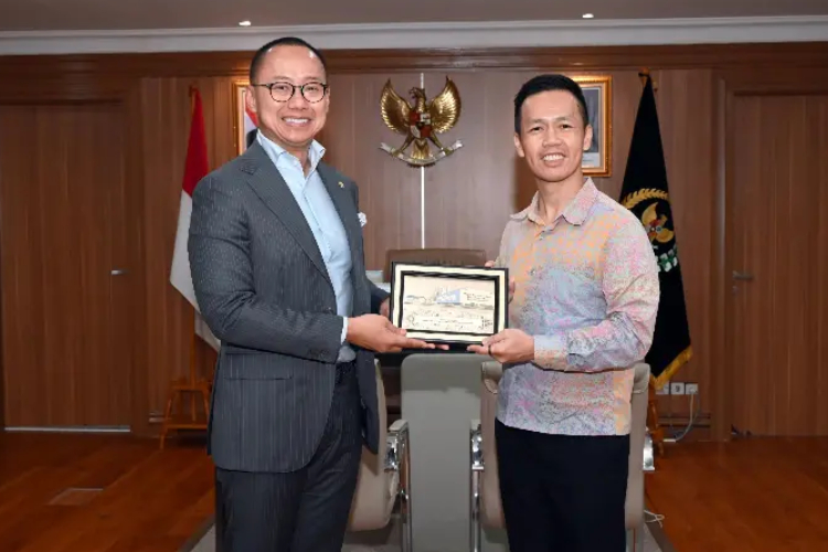 Wakil Ketua MPR dari Fraksi PAN Eddy Soeparno menerima kedatangan Wakil Menteri Perdagangan dan Perindustrian Singapura Keith Tan. (foto: dok MPR)
