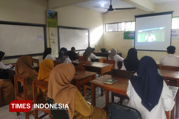 mengikuti-zoom-meeting-pesriapan-smartren.jpg