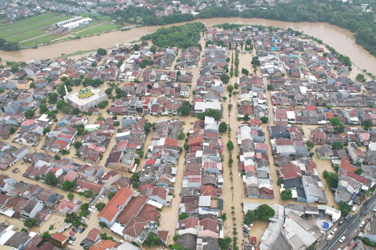 Pantauan udara kondisi banjir di Kota Bekasi, Jawa Barat, Selasa (4/3/2025). (FOTO: Pusat Data Informasi dan Komunikasi Kebencanaan BNPB)