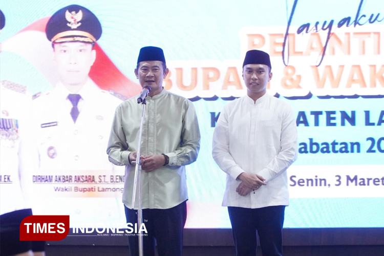 Bupati Lamongan Yuhronur Efendi dan Wapub Dirham Akbar Aksara menyampaikan 15 program prioritas di acara tasyakuran pelantikan Bupati dan Wakil Bupati Lamongan di Pendopo Lokatantra, Selasa, (4/3/2025). (Foto : Ardiyanto /TIMES Indonesia)