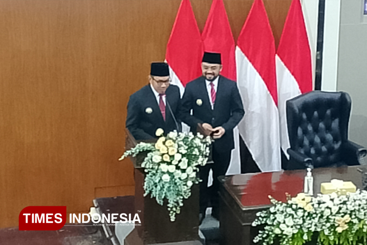 Cak Wali didampingi Mas Wawali saat memberikan sambutan dalam Rapat Paripurna DPRD Kota Batu. (Muhammad Dhani Rahman/TIMES Indonesia)