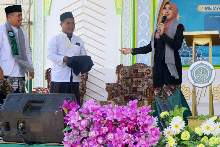Anggota DPD RI Dr. Lia Istifhama, M.E.I., melakukan kunjungan kerja ke daerah pemilihan (Kundapil) di Pondok Pesantren Al Hamidiyah, Sen-Asen, Konang, Bangkalan, Jawa Timur (FOTO: dok Sahabat Ning Lia)