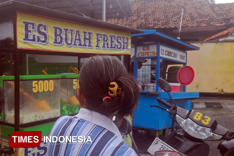 Warga Kelurahan Sawunggaling, Surabaya antre membeli takjil segar untuk berbuka. (Foto: Sarifah Latowa/TIMES Indonesia)