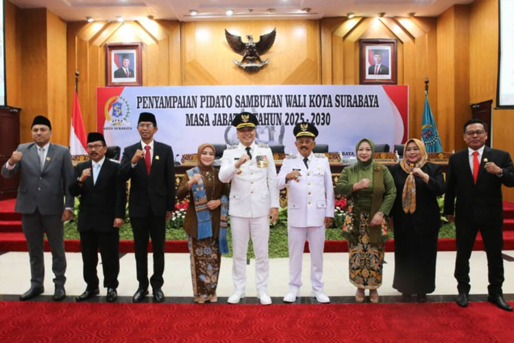 Wali Kota dan Wakil Wali Kota Surabaya, Eri Cahyadi-Armuji bersama jajaran pimpinan DPRD Kota Surabaya. (FOTO: Istimewa)