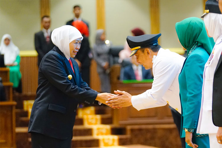 Gubernur Jatim Khofifah saat mengucapkan selamat kepada Bupati dan Wakil Bupati Bojonegoro Hasil Pilkada Serentak Tahun 2024 Masa Jabatan Tahun 2025-2030 di Gedung DPRD Kabupaten Bojonegoro, Selasa (4/3/2025). (FOTO: Dok.Humas Pemprov Jatim)