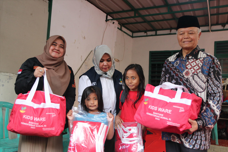 Wakil Ketua MPR RI sekaligus Anggota DPR RI Dapil DKI Jakarta II (Jakarta Selatan), Hidayat Nur Wahid (HNW), memberikan bantuan kepada korban banjir Jakarta. (foto: dok MPR RI)