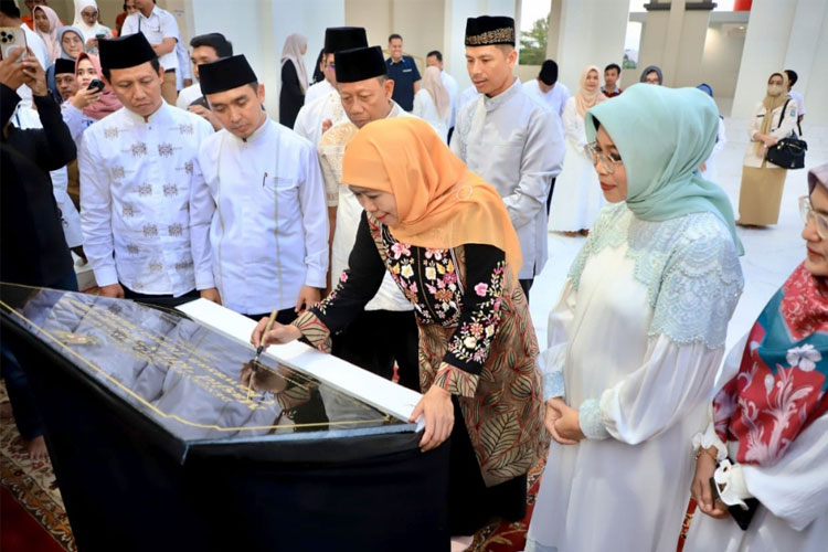 Gubernur Khofifah saat menandatangani prasasti peresmian Masjid KHAS Krampyangan di Kawasan Taman Makkah Kota Pasuruan, Senin (3/3/2025). (FOTO: Dok.Humas Pemprov Jatim)