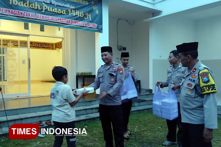 Pembagian takjil Ramadan oleh Polres Pacitan di Masjid Al Althaf. (Foto: Yusuf Arifai/TIMES Indonesia)