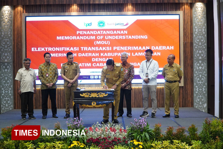Pemandangan MOU elektronifikasi transaksi pembayaran pajak penerimaan daerah Pemkab Lamongan dan Bank Jatim Cabang Lamongan di Aula Gajah Mada, Selasa, (4/3/2025). (FOTO: Ardiyanto /TIMES Indonesia)