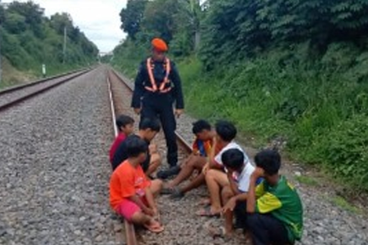 PT KAI Daop 2 Bandung Larang Aktivitas Ngabuburit di Jalur Rel Kereta Api saat Ramadan