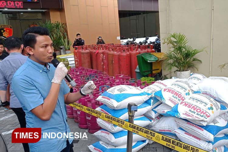 Barang bukti pupuk jenis Ponska dan Urea berhasil diamankan Tim Unit 1 Subdittipdter Ditreskrumsus Polda Jatim, Selasa (4/3/2025). (FOTO: Hamida Soetadji/TIMES Indonesia)