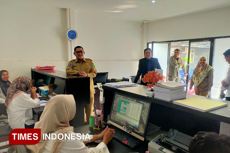 Wabup KLU, Kusmalahadi Syamsuri sidak ke kantor Bapenda. (Foto: Hery Mahardika/TIMES INDONESIA)