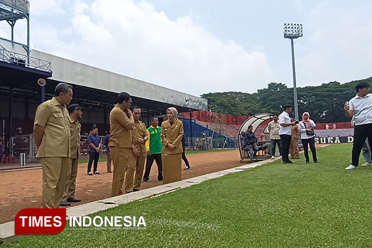 Wali Kota Kediri dan kepala dinas terkait saat melakukan cek stadion Brawijaya Kediri (Foto: Canda Adisurya/TIMES Indonesia)