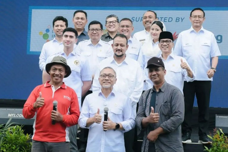 Dirut PT Pupuk Indonesia Rahmad Pribadi (tengah baris ketiga) bersama Menko Bidang Pangan Zulkifli Hasan (tengah baris pertama) di acara Demi Indonesia Mandiri Pangan di Lapangan Pangkur, Kabupaten Ngawi, Senin (3/3/2025). (ANTARA/HO-Pupuk Indonesia)