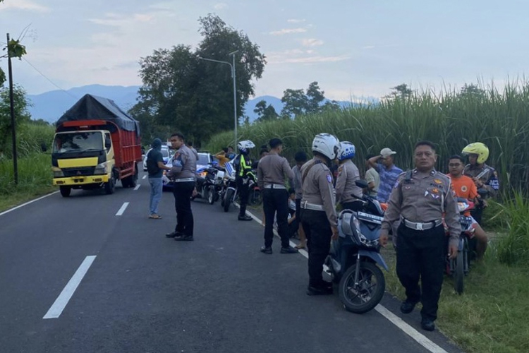 Polisi saat membubarkan dan mengamankan balap liar di Jalan menuju Kecamatan Ijen Bondowoso Jawa Timur (FOTO: Humas Polres for TIMES Indonesia)