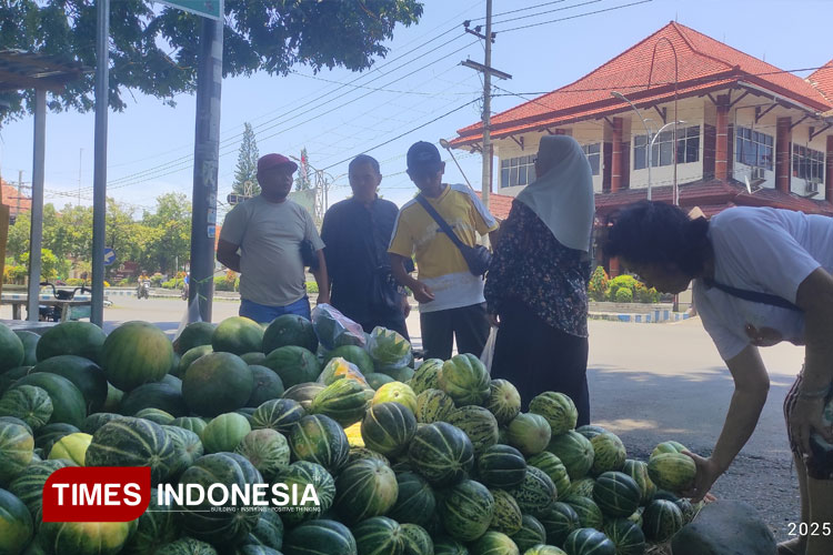 Susana pembeli buah blewah dan semangka. Selasa, 4/3/2025. (Foto: Rifa'i/TIMES Indonesia)