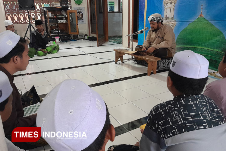 Sejumlah pemuda mengikuti kajian kitab sembari menunggu waktu berbuka puasa. (Foto: Abdul Fatah/TIMES Indonesia)