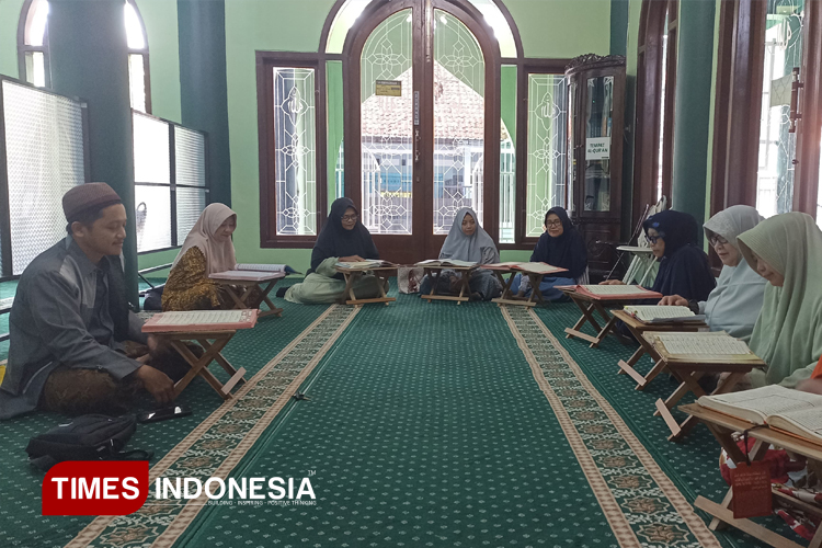 Suasana ngaji bareng Majelis Baitul Hasanah Banyuwangi. (FOTO : Ikromil Aufa/TIMES Indonesia)