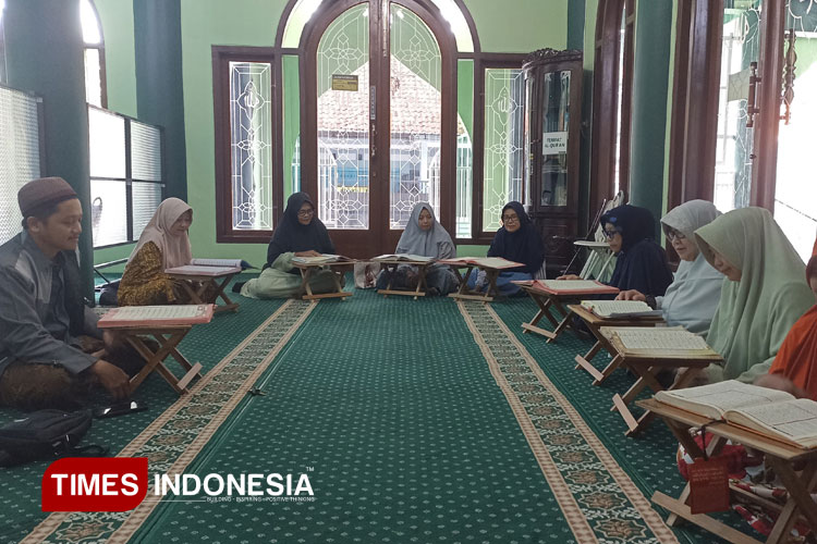 Ngaji Bareng Siang Bolong, Cara Emak-Emak Banyuwangi Mengisi Bulan Ramadan dengan Kebaikan