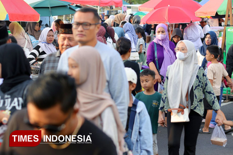 Suasana pasar takjil ramadhan di Pantai Marina Boom Banyuwangi. (Foto : Anggara Cahya/TIMES Indonesia)