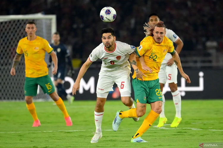 Pemain Timnas Indonesia Sandy Walsh berebut bola dengan pemain Australia saat laga kualifikasi ronde tiga Piala Dunia 2026 di Gelora Bung Karno, Jakarta, 10 November 2024. (foto: antaranews)